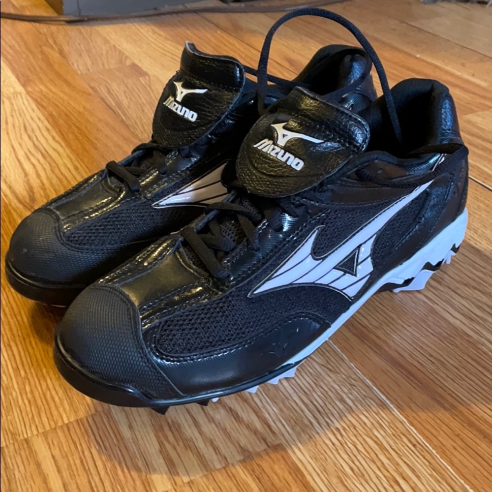 Mizuno women’s cleats